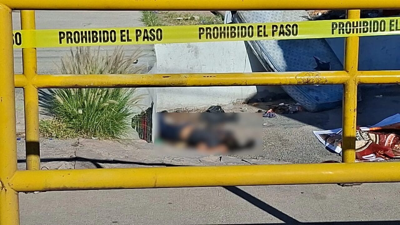 Un hombre de aproximadamente 35 años fue localizado sin vida y con posibles huellas de violencia dentro de una alcantarilla del arroyo El Mimbre.