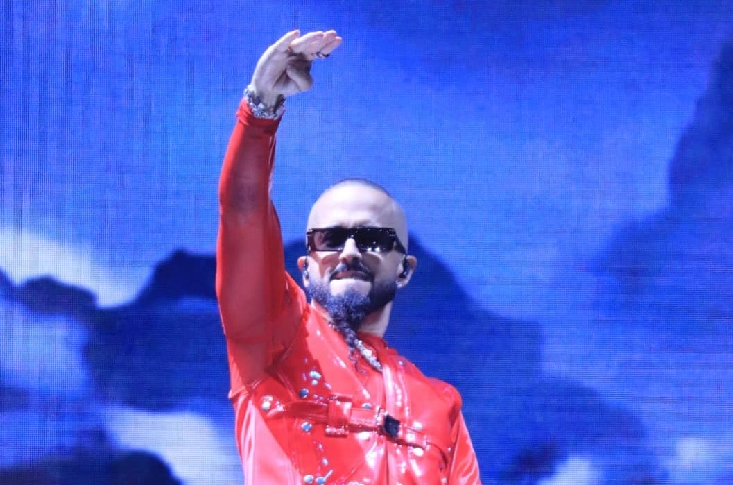 Yandel puso a bailar a miles de chihuahuenses en el Teatro del Pueblo de la Feria de Santa Rita con su espectáculo de reggaetón sinfónico.