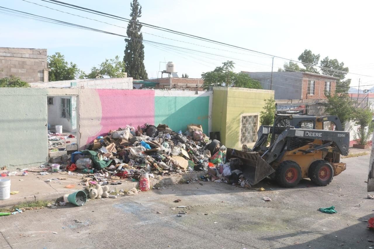 El Municipio retiró 16 toneladas de basura y tiliches de una vivienda en la colonia Diego Lucero y brindó atención médica al morador.