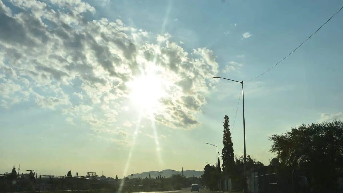 Chihuahua capital alcanzará 34°C este lunes, mientras se esperan lluvias, fuertes vientos, actividad eléctrica y posible granizo en el estado.
