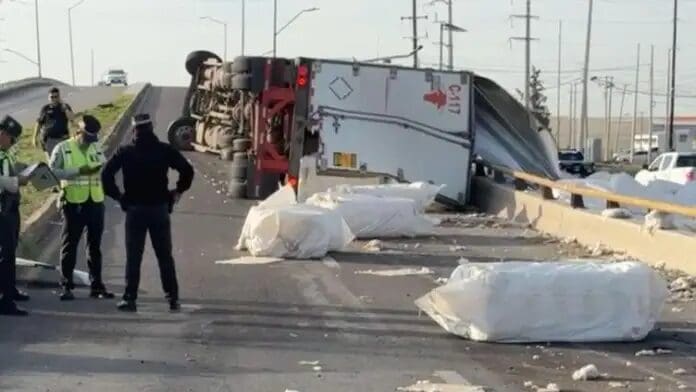 Un tráiler cargado con algodón volcó en el puente Cielo Vista de Delicias. El operador resultó lesionado y la vialidad permanecerá cerrada varias horas.