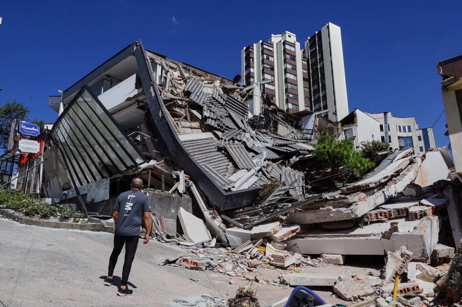 Terremoto de magnitud 7.4 deja 132 muertos, 188 desaparecidos y 570 heridos en Colombia, además de graves daños en viviendas e infraestructura.