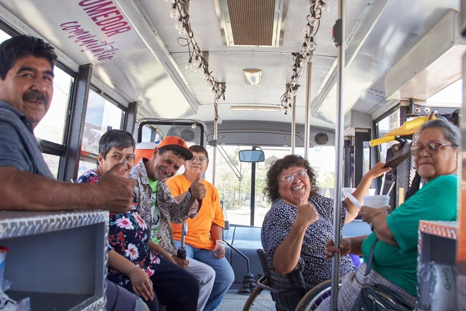 El comedor móvil de NutriChihuahua entregó 242 platillos calientes a familias de la colonia Minerales III, principalmente personas mayores.