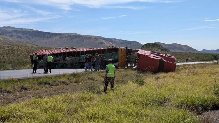 Un tráiler cargado con piso cerámico volcó en la carretera Chihuahua-Delicias y bloqueó ambos carriles; el conductor resultó ileso.
