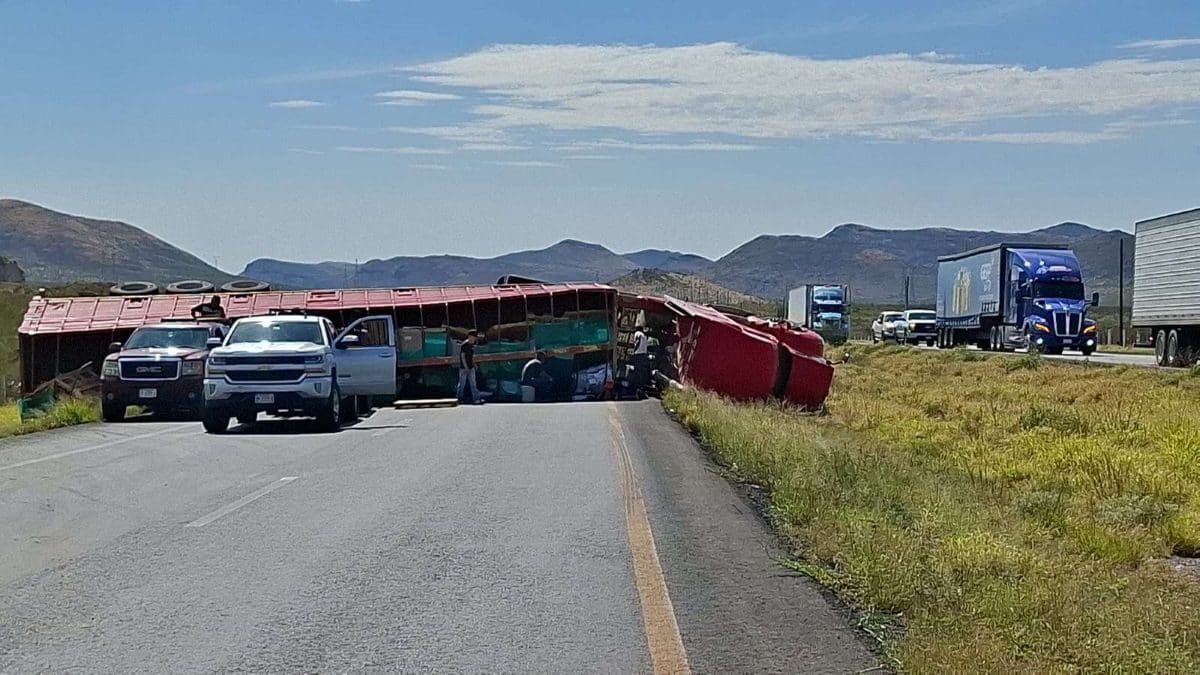 Tras la volcadura de un tráiler en la Chihuahua-Delicias, cientos de cajas de piso cerámico quedaron esparcidas y fueron retiradas por conductores y pobladores.