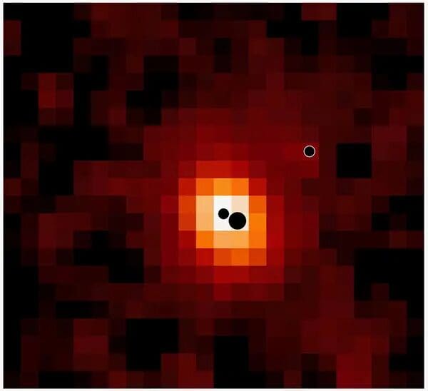 El telescopio James Webb detectó tres agujeros negros supermasivos en una galaxia a más de 12 mil 500 millones de años luz.