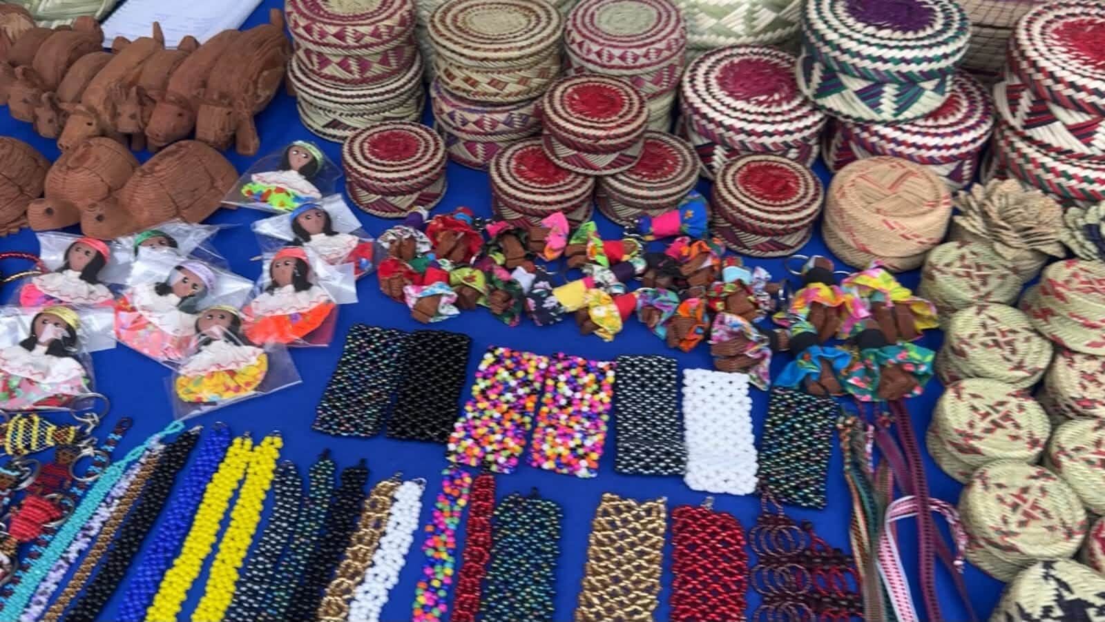 Basarowia Kuira Bá Chihuahua reunió a artesanos indígenas en Paseo Central para promover sus productos, cultura, tradiciones y patrimonio.