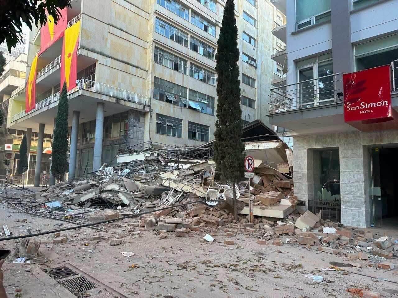Un sismo de magnitud 7.4 sacudió Colombia y dejó al menos 111 muertos, además de daños estructurales, derrumbes y afectaciones en aeropuertos.