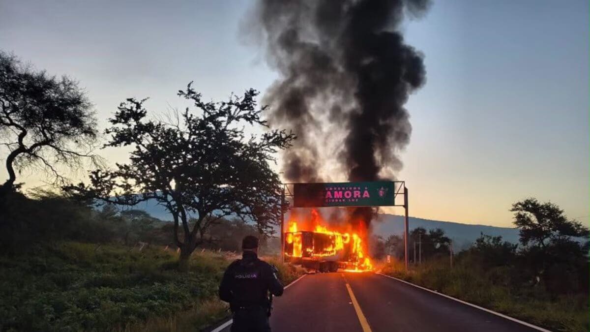 Narcobloqueos y quema de vehículos fueron reportados en Michoacán tras un operativo para detener al “Tío Lako”, líder regional del CJNG.