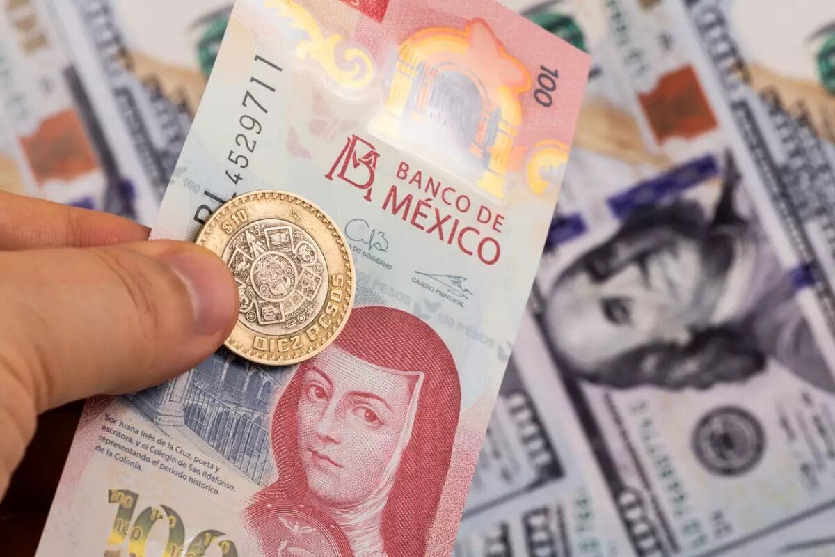 El peso mexicano se apreció 0.66% frente al dólar y el tipo de cambio bajó a 16.95 pesos, mientras los mercados esperan las minutas de la Fed.