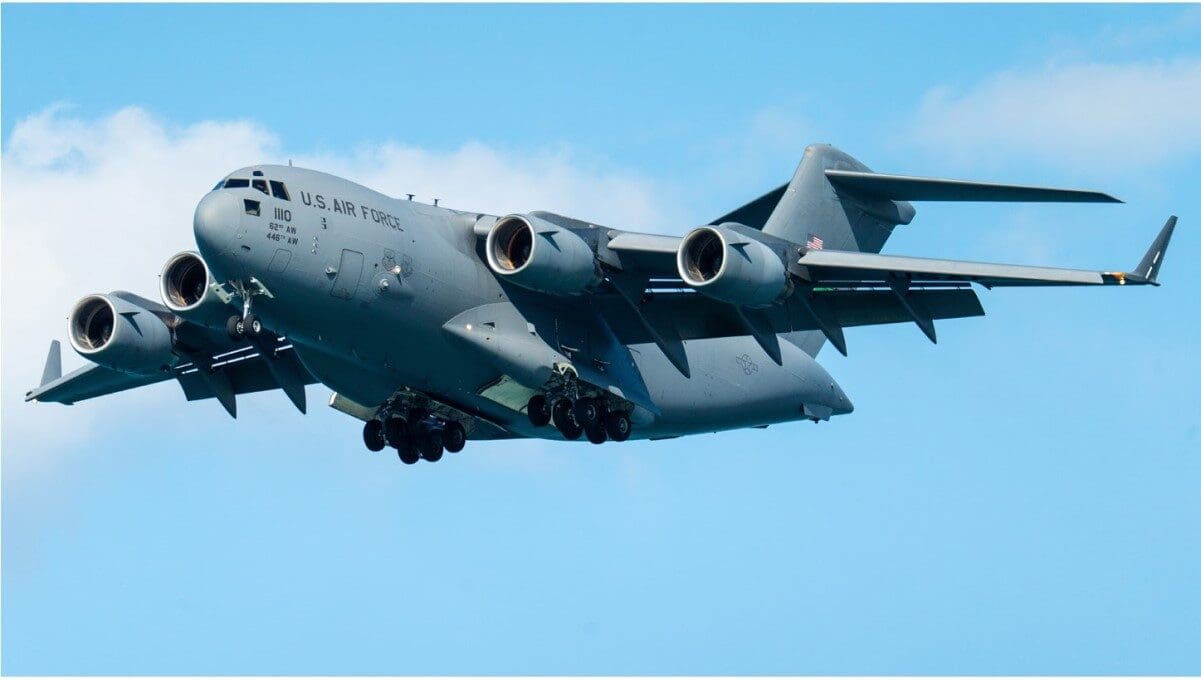 Un avión militar C-17 de Estados Unidos regresó a Nueva Zelanda tras una alerta rusa relacionada con un posible lanzamiento y actividad espacial peligrosa.