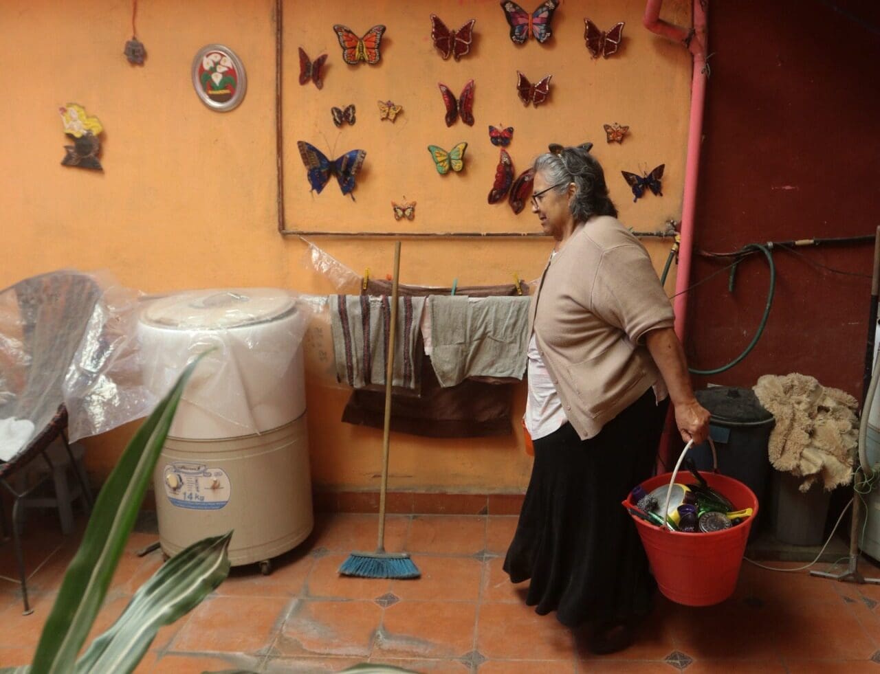 Chihuahua y Ciudad de México registran el menor tiempo semanal dedicado por las mujeres a labores domésticas y de cuidados, según el IMCO.