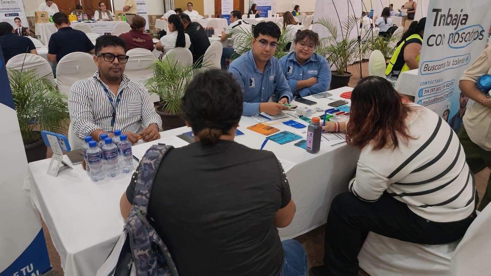 Más de 80 empresas participaron en la Feria de Empleo Juvenil en Chihuahua, donde jóvenes conocieron vacantes y buscaron su primera oportunidad laboral.