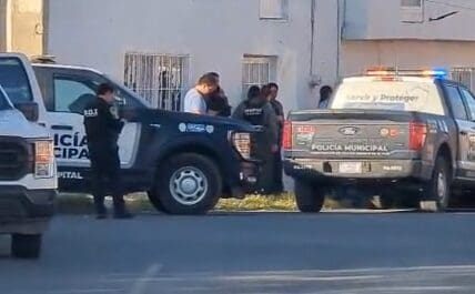 Un elemento de la Guardia Nacional fue localizado sin vida dentro de un departamento de la colonia Santo Niño, en Chihuahua; autoridades investigan el caso.