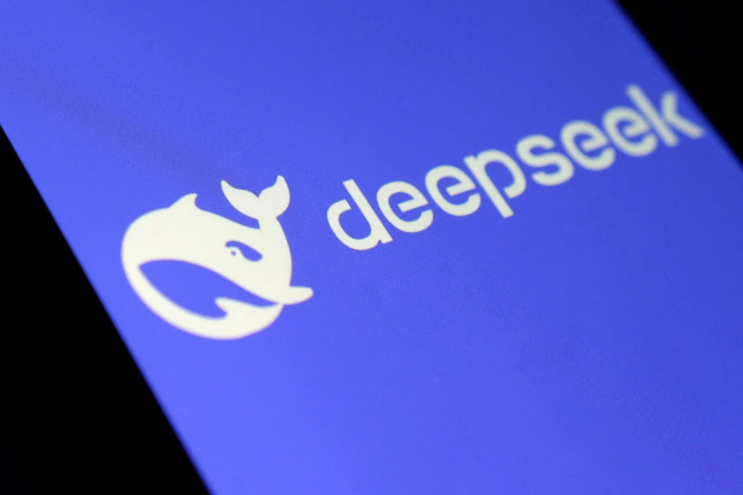 DeepSeek presentó V4-Flash, un modelo de inteligencia artificial de bajo costo que busca competir con OpenAI, Anthropic y Google.