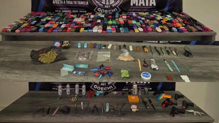 La AEI aseguró más de 340 vapeadores, droga y armas blancas durante operativos preventivos en escuelas de Chihuahua.