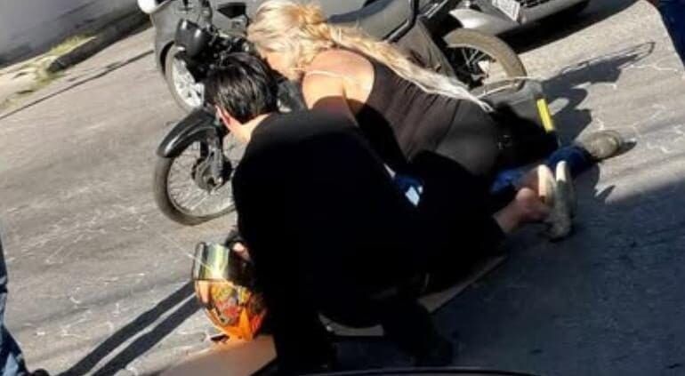 Una enfermera brindó los primeros auxilios a un motociclista lesionado tras un choque ocurrido en la calle Miguel Barragán, en Chihuahua.
