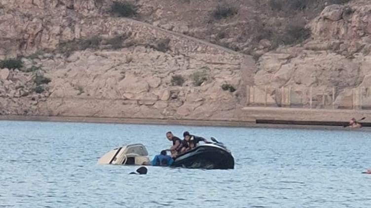 Tres personas fueron rescatadas tras el hundimiento de una lancha en la Presa Chihuahua; el momento fue captado en video.