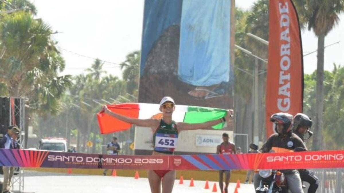 La chihuahuense Alegna González ganó la medalla de oro en el medio maratón de marcha de los Juegos Centroamericanos y del Caribe 2026.