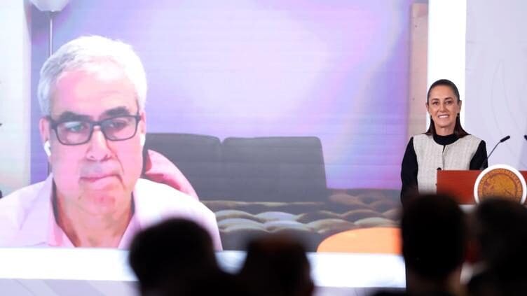Jonathan Haidt propuso al Gobierno de México prohibir los celulares en escuelas y fijar los 16 años como edad mínima para usar redes sociales.