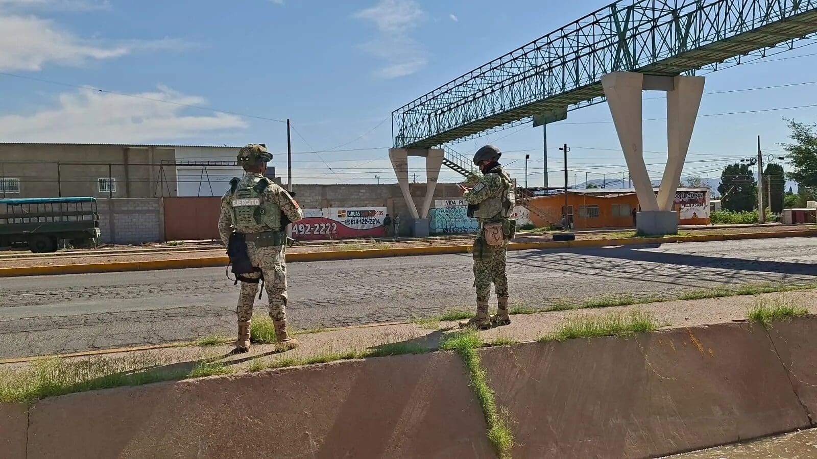 Una narcomanta con un mensaje amenazante fue localizada en un puente peatonal del bulevar Fuentes Mares, al sur de Chihuahua, lo que movilizó a diversas corporaciones.