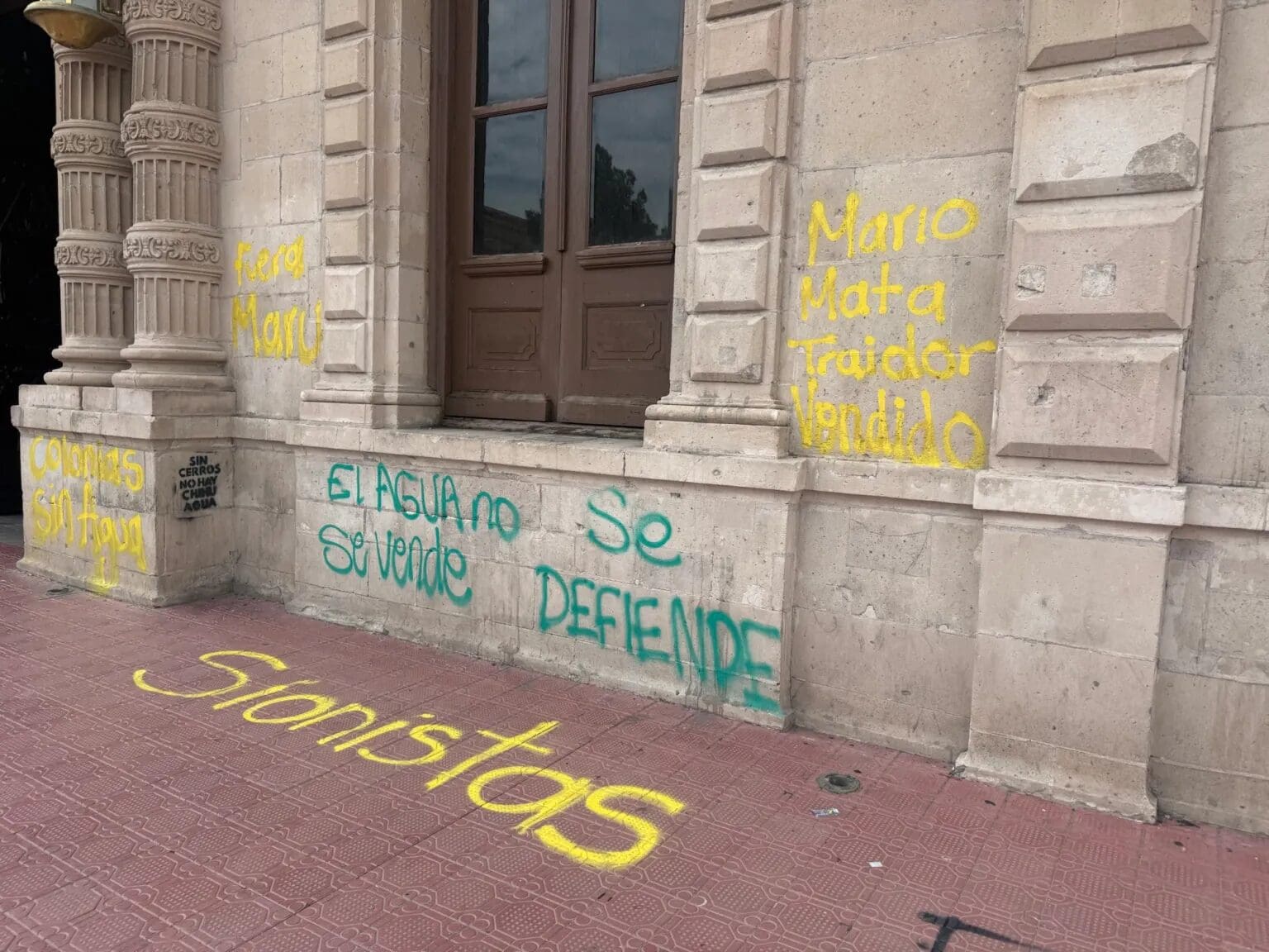 Una manifestación por la falta de agua en Chihuahua dejó pintas en Palacio de Gobierno, bloqueos momentáneos y la entrega de un pliego petitorio.