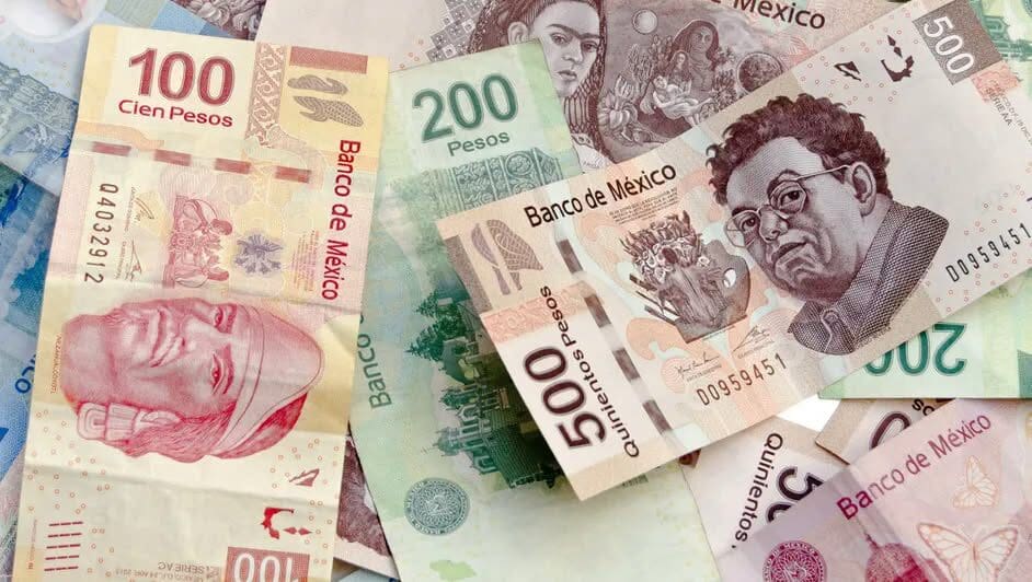 El peso mexicano inició la jornada con una ligera apreciación frente al dólar mientras los mercados esperan la decisión de política monetaria de Banxico.