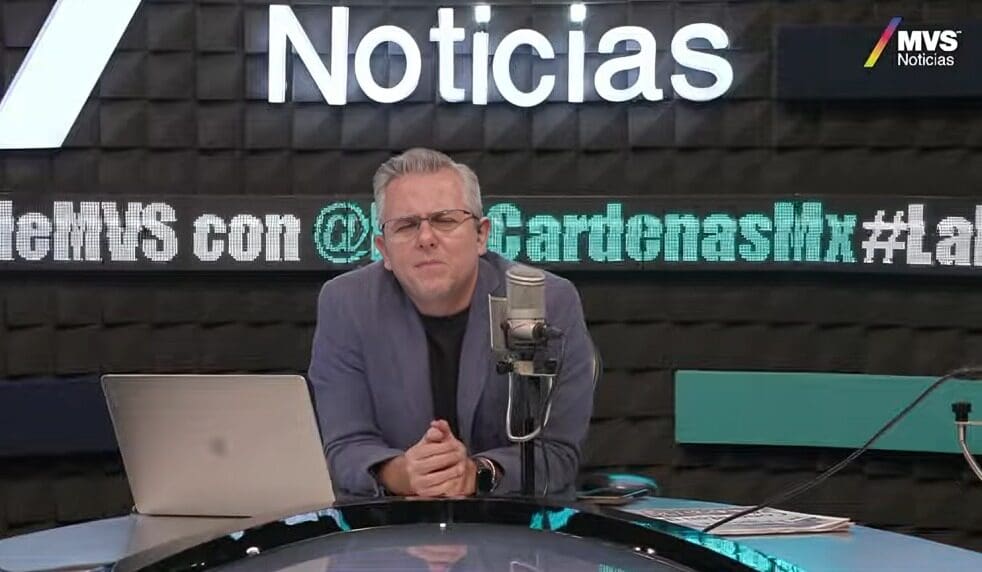 Luis Cárdenas anunció su salida de MVS tras 16 años, negó haber sido víctima de censura y agradeció a la audiencia por acompañarlo durante su trayectoria.