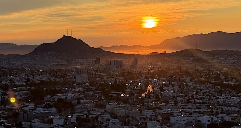 El SMN pronostica para Chihuahua un viernes con cielo seminublado, máxima de 34°C y rachas de viento de hasta 29 km/h.