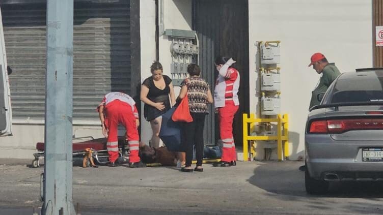 Un hombre resultó lesionado tras caer de un balcón en la colonia Nacional de Chihuahua; paramédicos de Cruz Roja lo trasladaron a un hospital.