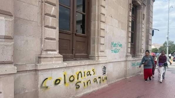 Retiran de Palacio de Gobierno las pintas realizadas durante una protesta por el agua y un convenio con Israel el pasado 1 de agosto.