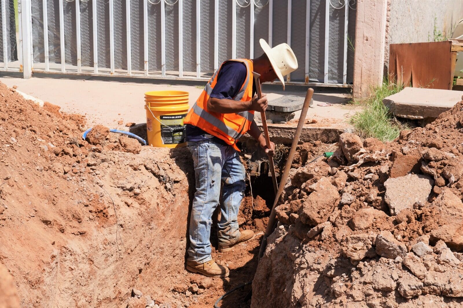 Municipio de Chihuahua inició la pavimentación de las calles Jabalí y Homosapien en Valle Dorado, con una inversión superior a 6 millones de pesos.