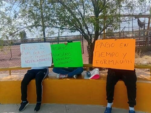 Maestros de la guardería Estancias Infantiles Municipales U-0485 protestan por segundo día debido al retraso en el pago de su quincena.