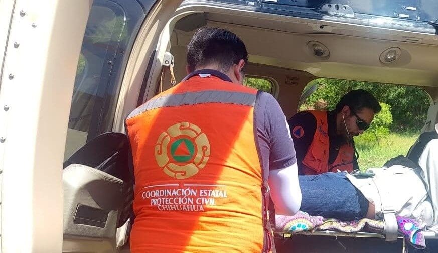 Realizan traslado aeromédico de una mujer de 72 años desde Uruachi hasta Chihuahua capital tras presentar hipertensión severa, dificultad para hablar y una hemorragia.