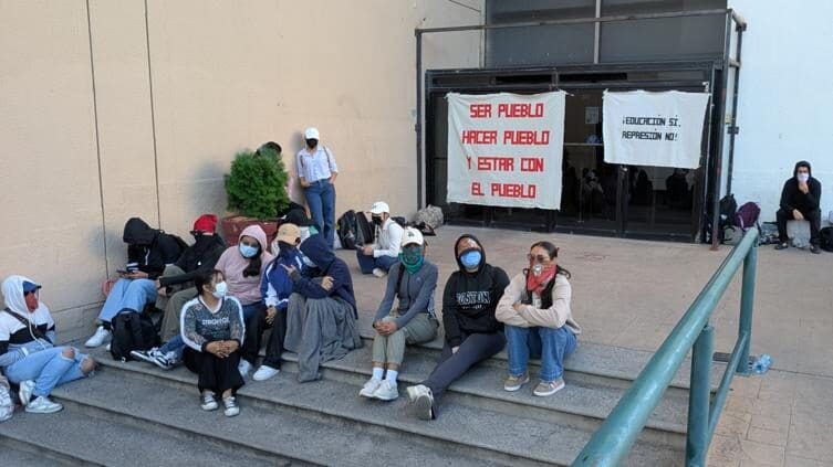 normalistas-toman-heroes-revolucion-plazas-docentes