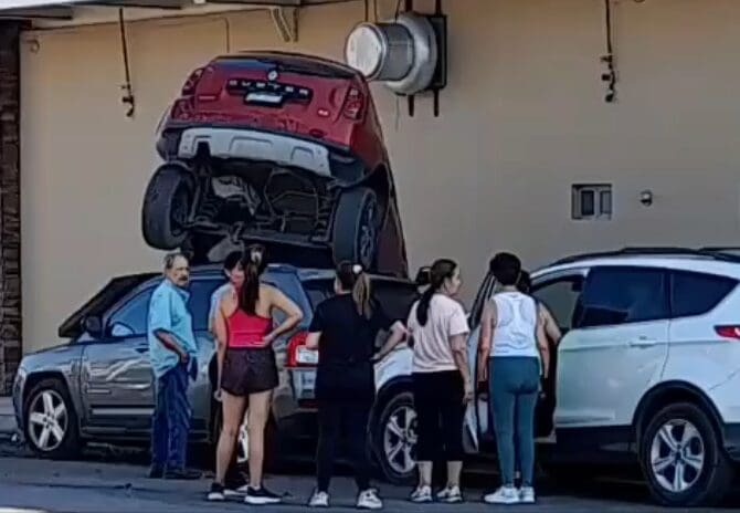 Conductor de 63 años perdió el control tras sentirse mal y provocó un fuerte choque en Plaza Bella de Delicias; una camioneta terminó sobre otra.