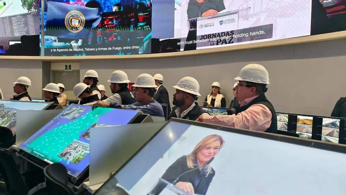 La Plataforma Centinela de Chihuahua concentra 10 mil cámaras, 75 drones y reconocimiento facial en una torre de 21 pisos en Ciudad Juárez donde operan FBI, DEA y FGR. Una inversión de 4 mil millones de pesos que convirtió al estado en referente global.