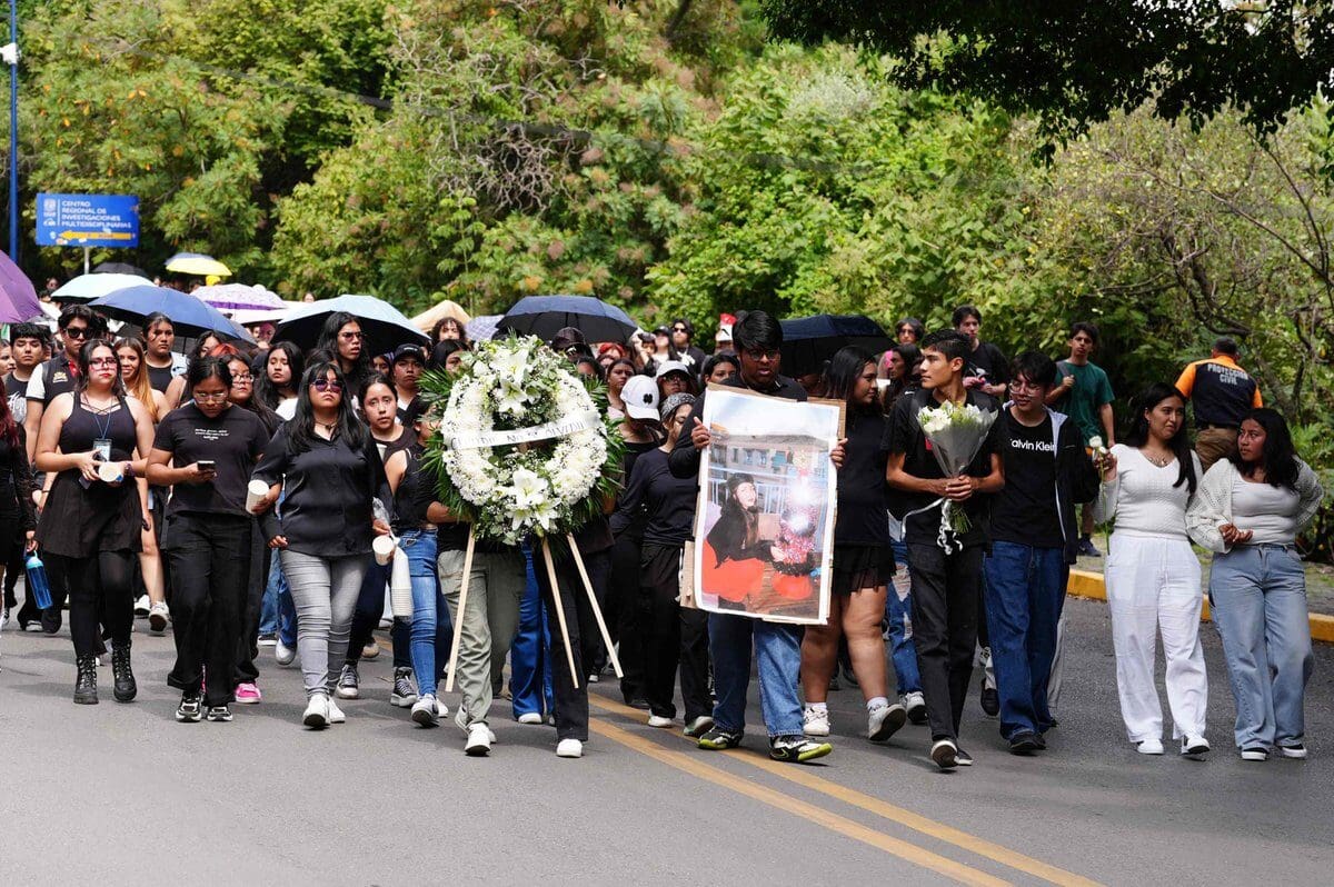 La comunidad universitaria despidió a Claudia Tacoronte con veladoras, flores y un pase de lista en el campus Chamilpa. 🕯️🇪🇸 Sus compañeros exigieron justicia y que su asesinato no quede impune.