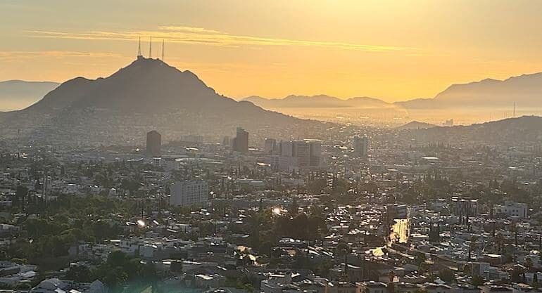 Chihuahua tendrá máxima de 33°C este domingo, con pronóstico de lluvias muy fuertes, descargas eléctricas y viento en distintas zonas del estado.