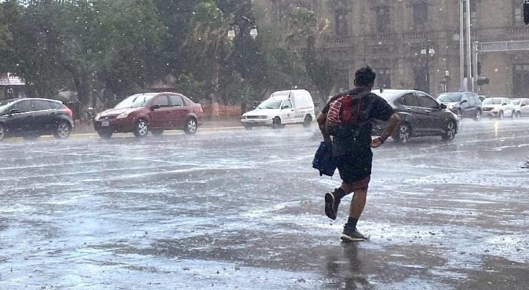 El SMN pronostica lluvias fuertes a muy fuertes en Chihuahua, con acumulados de hasta 75 mm, tormentas eléctricas, viento y temperaturas de hasta 40°C.