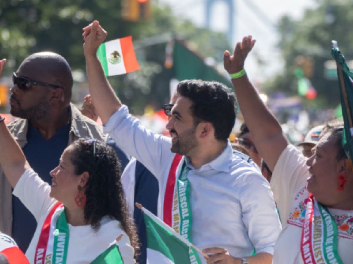 Zohran Mamdani participó como Gran Mariscal en el desfile de Independencia de México en Nueva York y destacó el aporte de la comunidad mexicana.