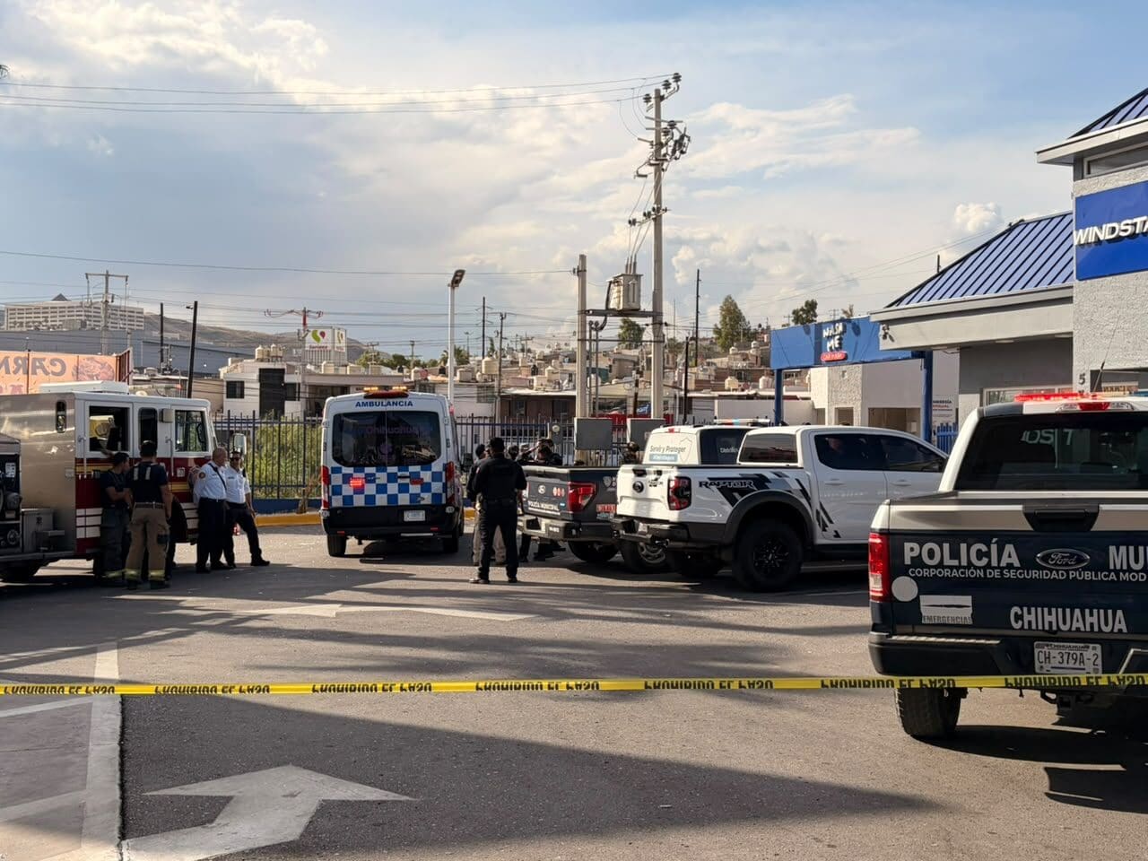Explosión en un autolavado de la Francisco Villa e Izalco dejó a una mujer con quemaduras. Paramédicos de URGE la trasladaron al Hospital General.