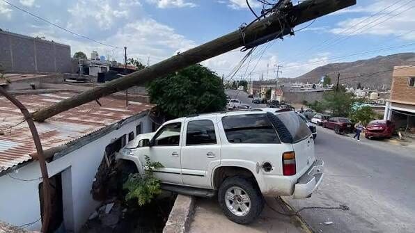 Choque en las calles 57 y Rosales dejó a una menor lesionada y daños en dos casas, árboles, un poste y vehículos en la colonia Popular.