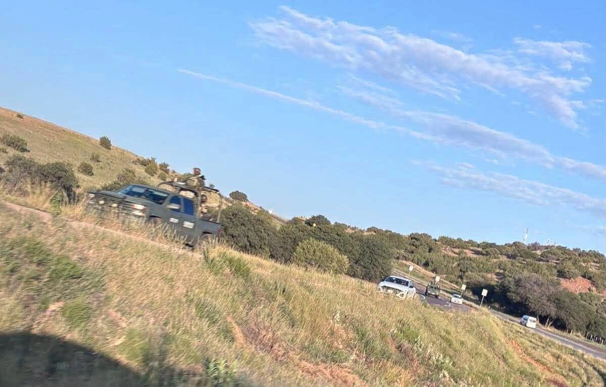 Reportan enfrentamiento entre militares y civiles armados en Nonoava, donde pobladores señalaron presuntas patrullas clonadas y posibles heridos.