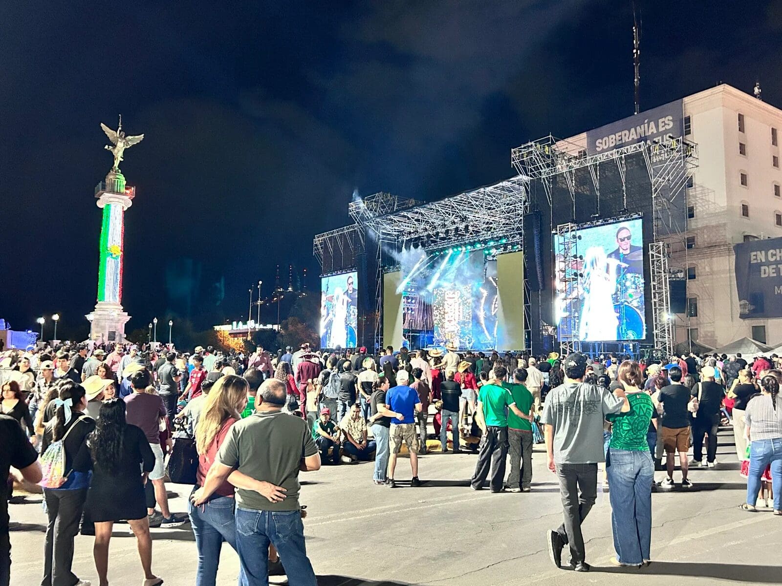Detienen a un hombre con un arma de fuego falsa cerca de Plaza del Ángel durante los festejos del Grito de Independencia en Chihuahua.