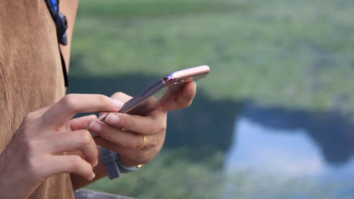 Mexicanos recurren a eSIM extranjeras ante el registro obligatorio de líneas telefónicas y expresan preocupación por la privacidad de sus datos.
