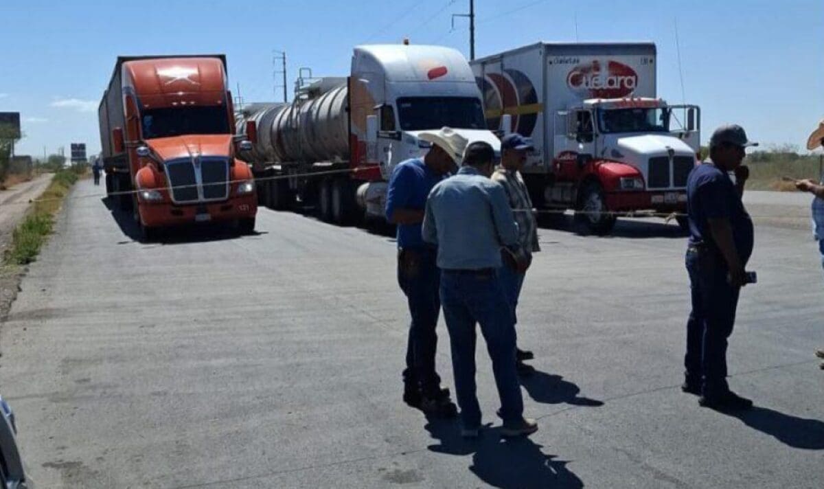 Productores de leche bloquearon en ambos sentidos la carretera Chihuahua-Delicias para exigir respuesta federal por retrasos en pagos de la Secretaría de Bienestar.