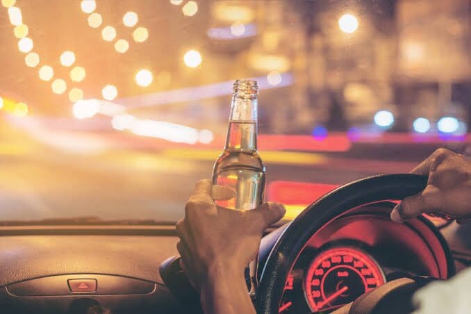 Choferes de transporte público, taxis y plataformas podrán enfrentar suspensión o cancelación de licencia por conducir intoxicados en Chihuahua.