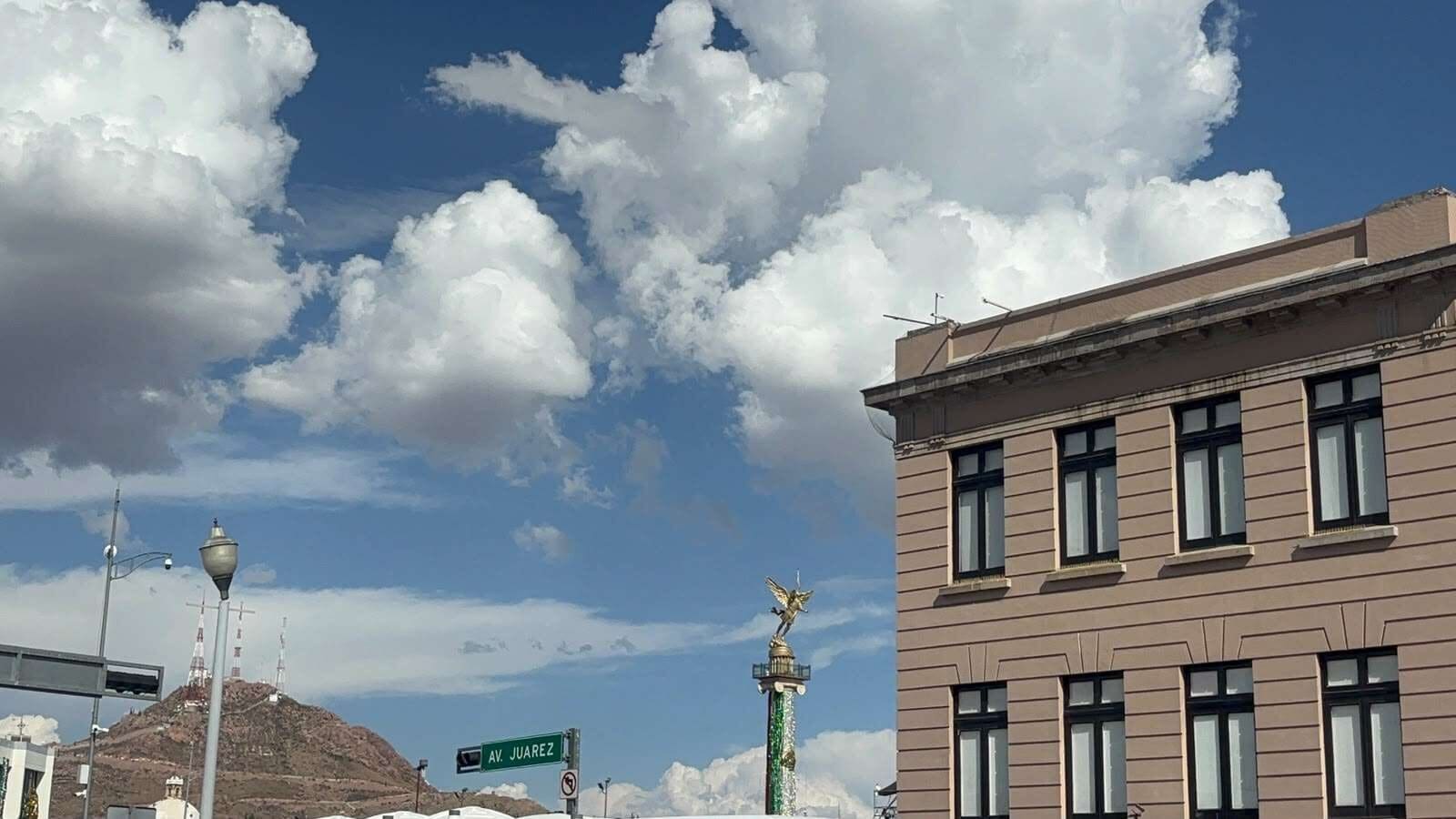 Chihuahua tendrá una máxima de 32°C este miércoles, con pronóstico de lluvias, descargas eléctricas y rachas de viento por el monzón mexicano.