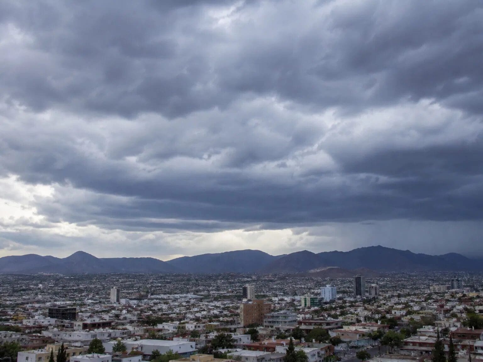 El monzón mexicano mantendrá nubosidad en Chihuahua y aumentará las probabilidades de lluvia durante la semana, con hasta 80 por ciento el miércoles.